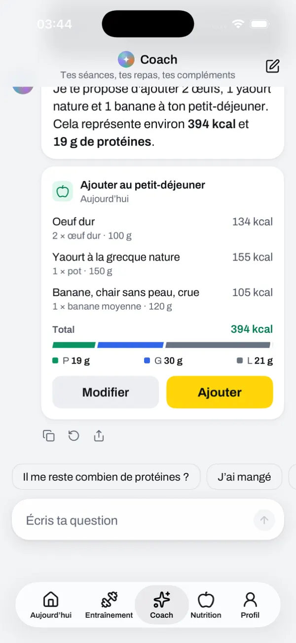 Le coach propose d’ajouter au petit-déjeuner 2 œufs, un yaourt et une banane : 394 kcal, 19 g de protéines, avec les boutons Modifier et Ajouter.